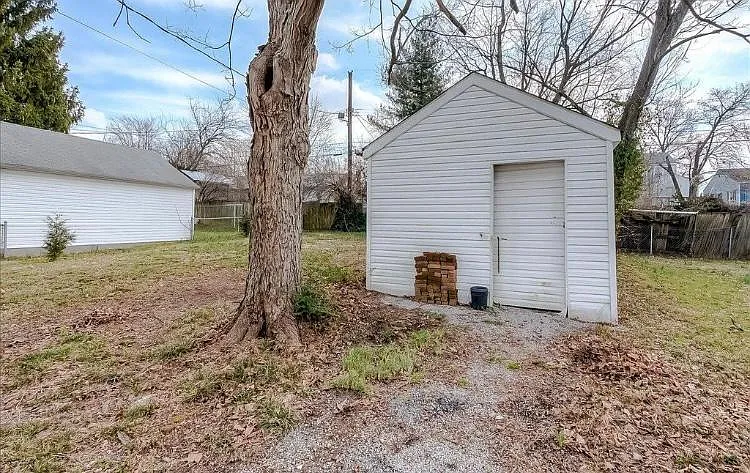 1141 Sparks Rd — Photo 9
