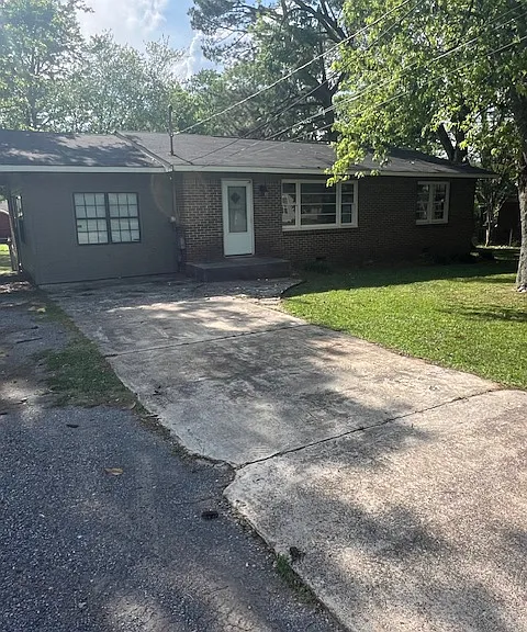1203 Spring Valley Dr NE — Photo 1