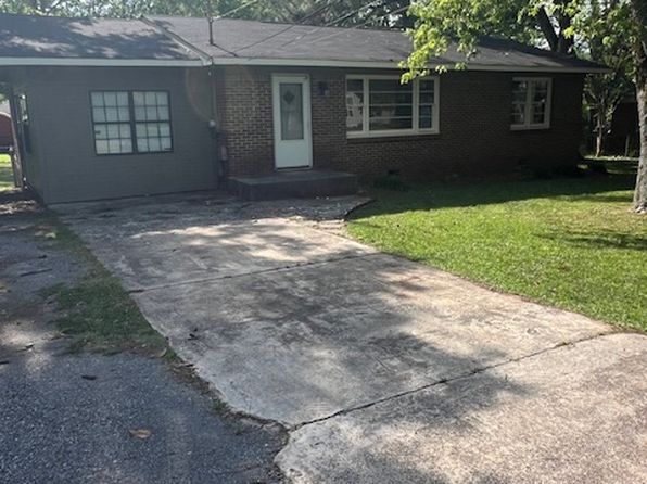 1203 Spring Valley Dr NE