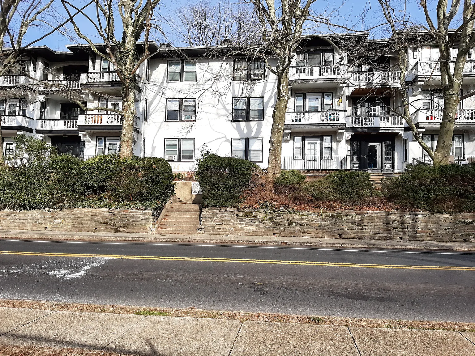 3 bed, 1.5 bath, 1500 sqft, $2,190 — Photo 1