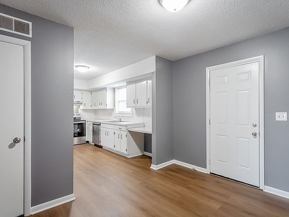 4th image of 2908 Williamsburg Ln #2912