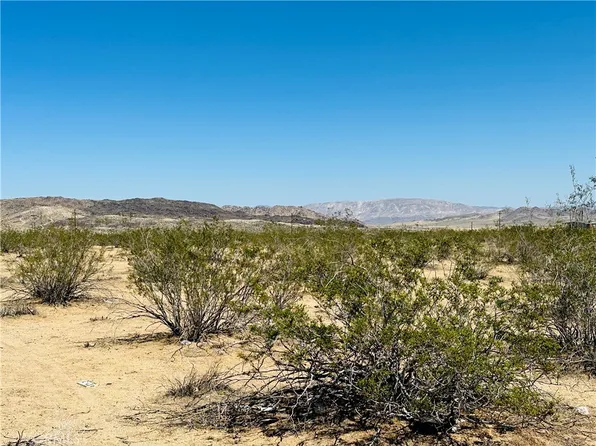 2 Castillo Rd #18, Landers, CA 92285