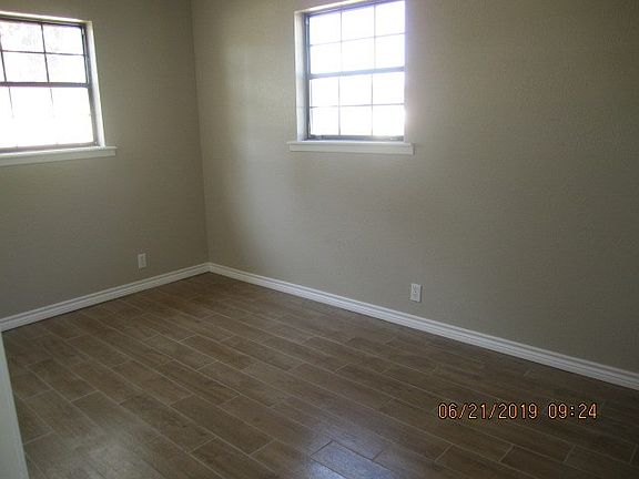 4th image of 608 N Avenue C
