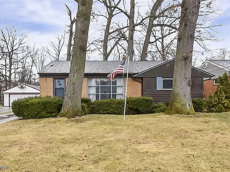589 Woodlane Dr — Photo 1