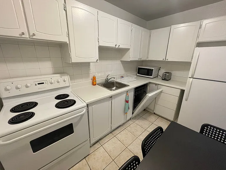 140 Carlton St #805D — Photo 4