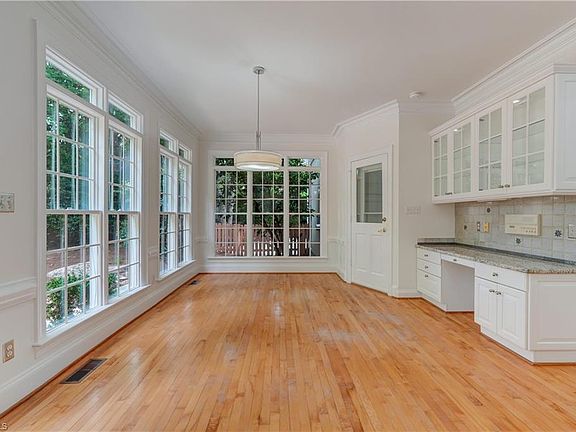 5th image of 5 Leeward Ct