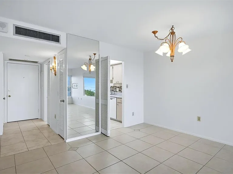 555 S Gulfstream Ave #902 — Photo 13