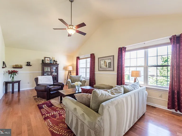 19 Patriot Ct — Photo 2
