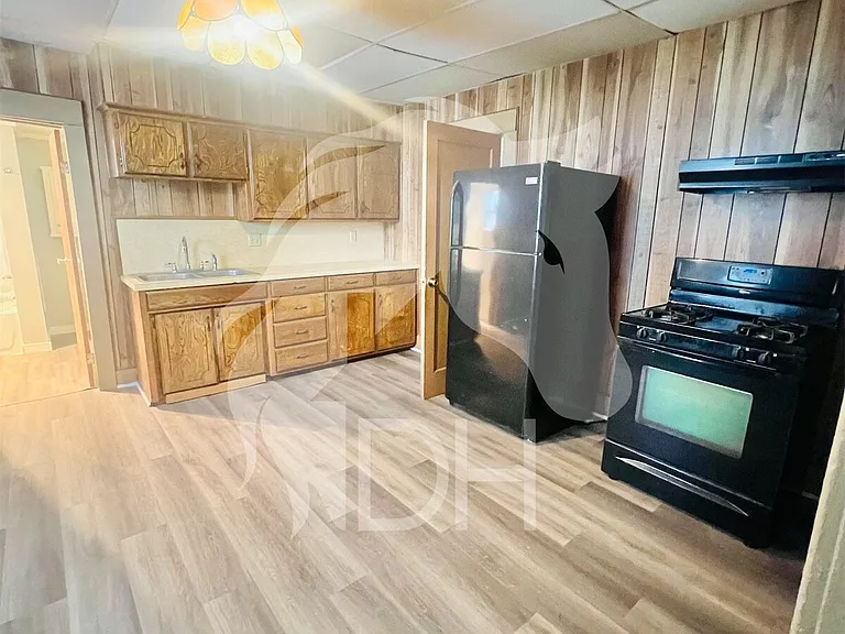 413 E Wabash Ave — Photo 8