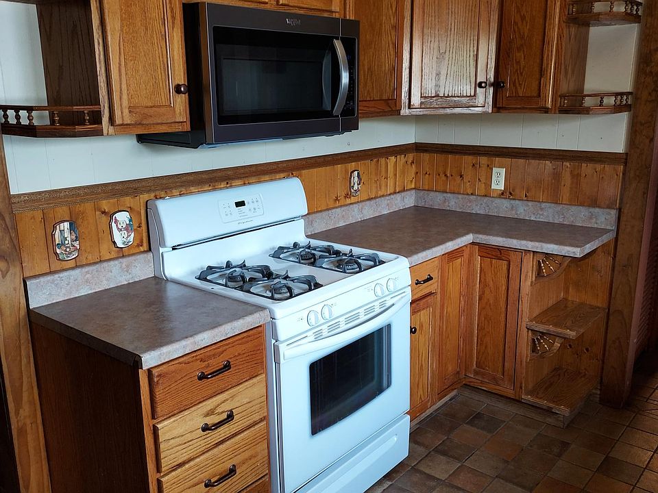 Gas Range in Expansive Kitchen