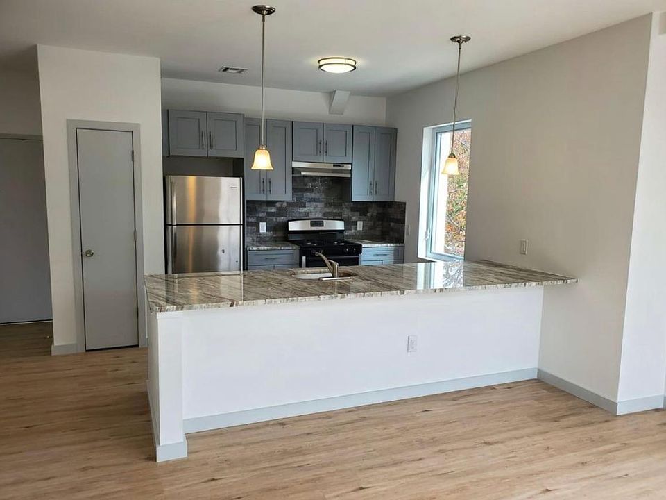 1st image of 195 Lincoln Ave #101