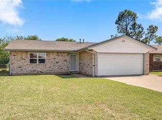 1020 NW 26th St, Moore, OK 73160