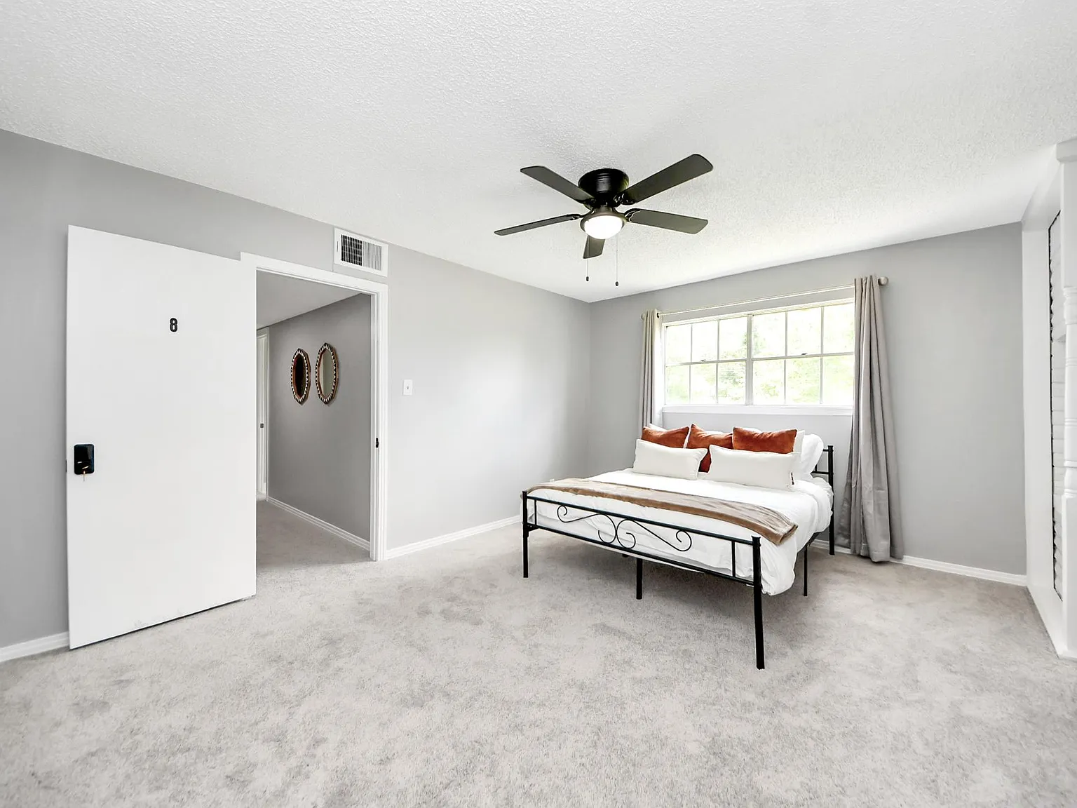 4 bed, 3.0 bath, 3642 sqft, $849 — Photo 1