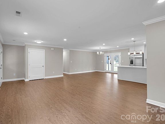 4th image of 6125 Holland Dr #6