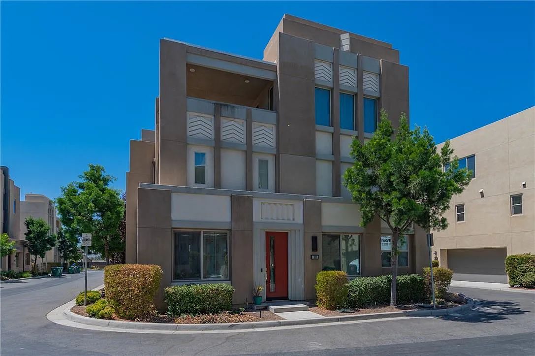 3 bed, 2.5 bath, 2199 sqft, $5,200 — Photo 2