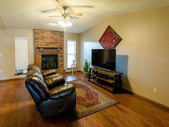 3rd image of 323 Sondra Dr