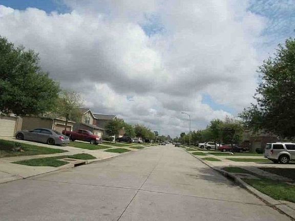 Exterior Neighborhood (street photo)