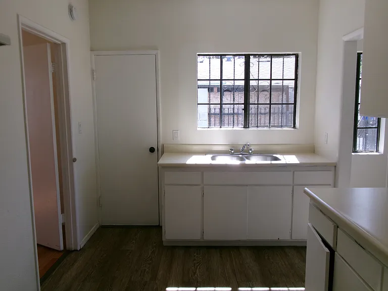 1209 W 60th Pl — Photo 4