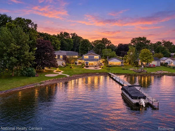 9749 Beverly Dr, Pinckney, MI 48169