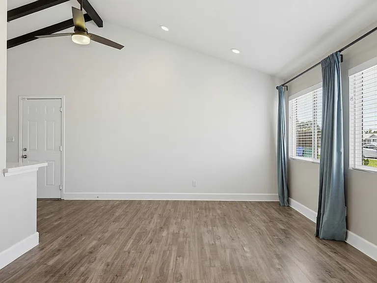 6102 Glacier Dr — Photo 3