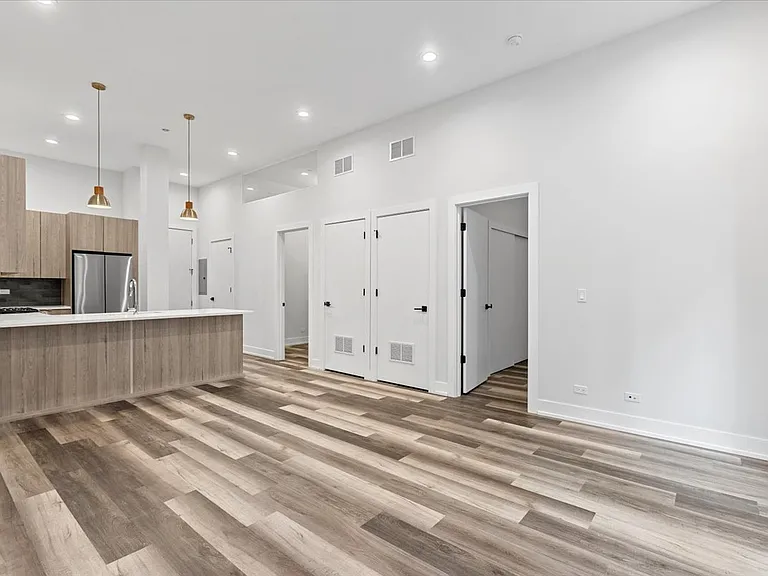 2317 N Clark — Photo 9