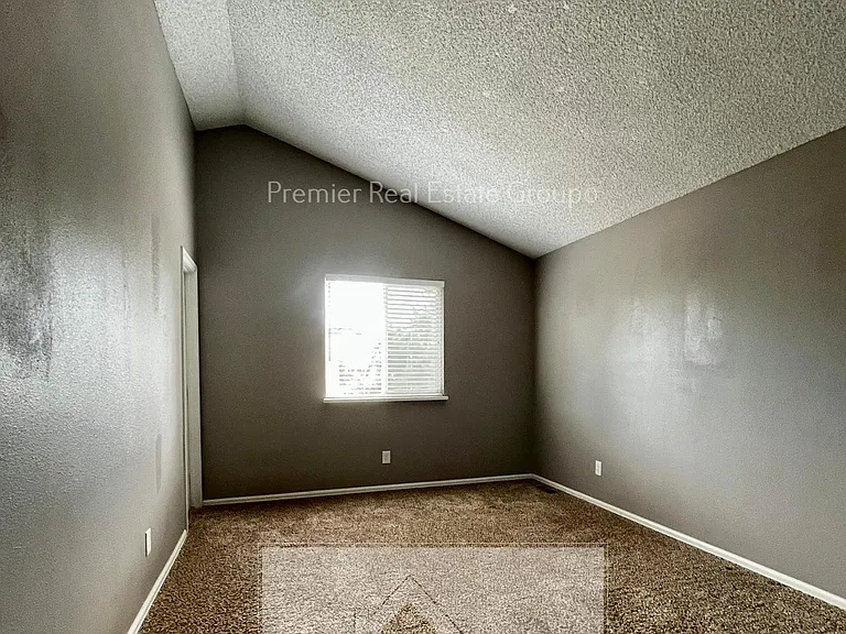 3466 Foxridge Dr — Photo 9