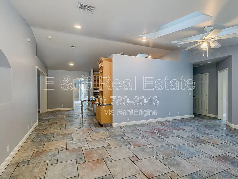 526 E Flynn Ln — Photo 7