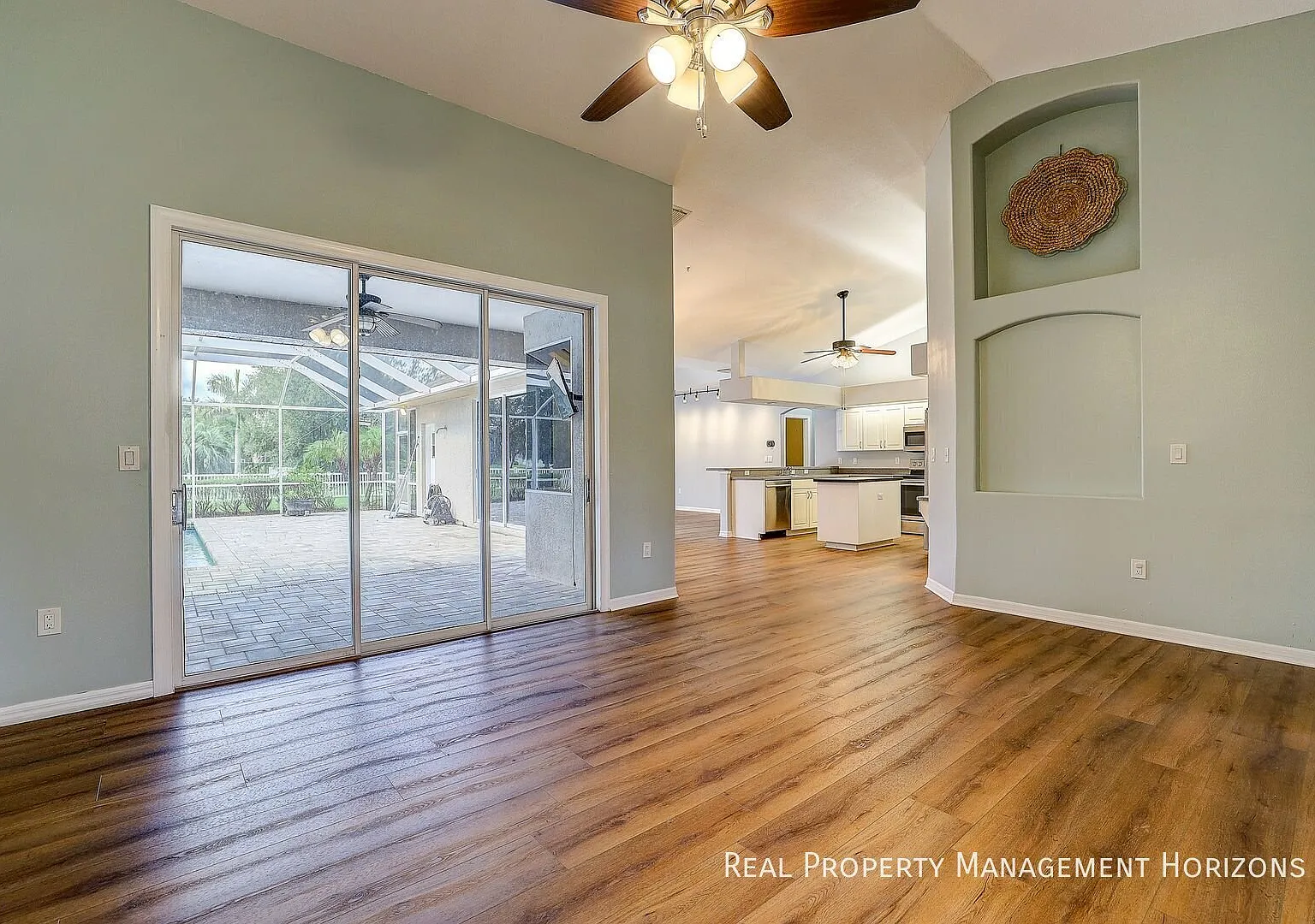 Spacious 5-Bedroom Home With Private Pool & Serene Lake Views Country Creek, Bradento — Photo 2