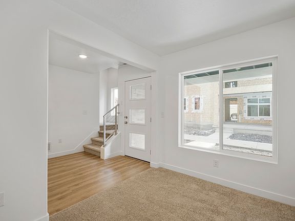 4th image of 936 W Coalburn Way