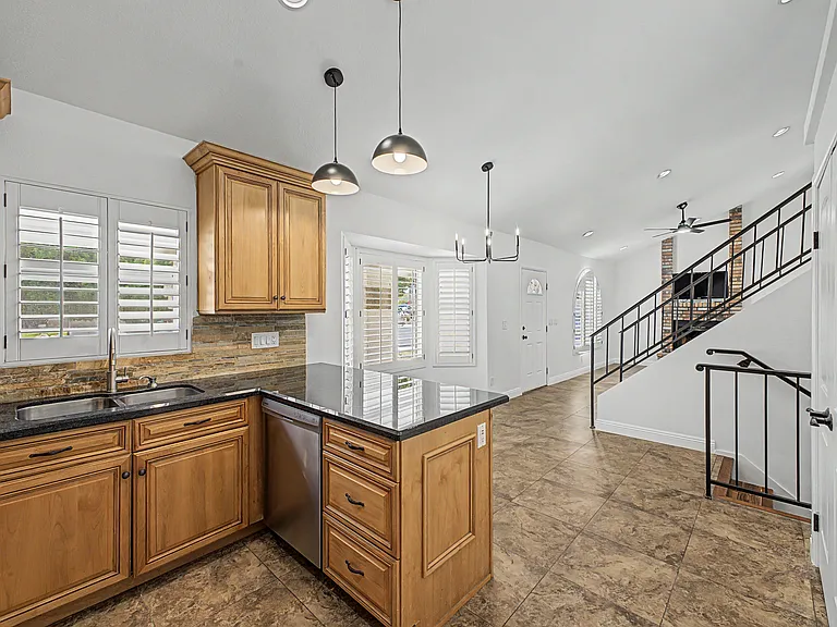 918 E Kristal Way — Photo 5