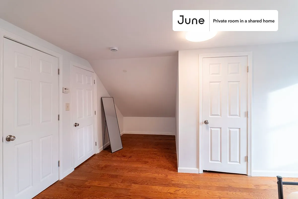 Queen bedroom in 4 bed/4 bath home in East Cambridge #1786 C — Photo 3