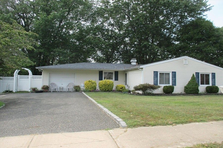 1st image of 4 Carnegie Dr
