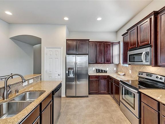 5th image of 5104 Pinewood Dr