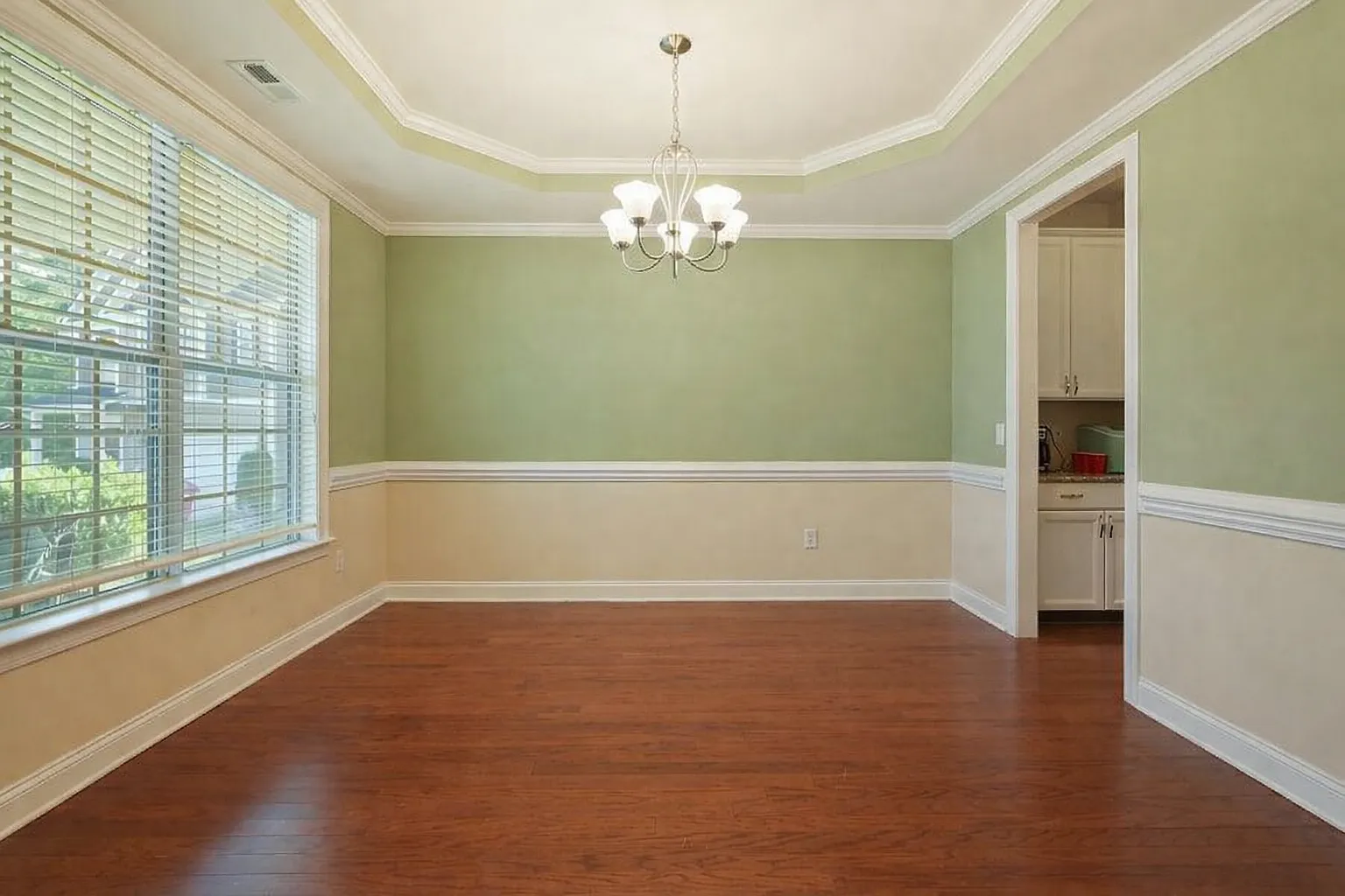 4 bed, 2578 sqft, $2,300 — Photo 3