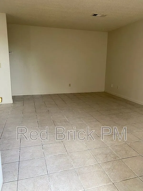 1 bed, 1.0 bath, 650 sqft, $950 — Photo 2