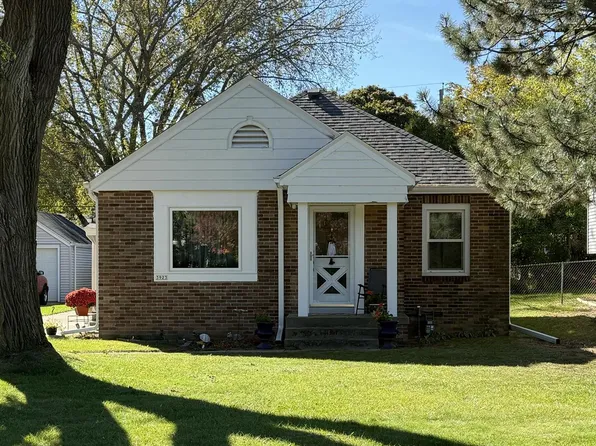 3923 South Lake DRIVE, Saint Francis, WI 53235