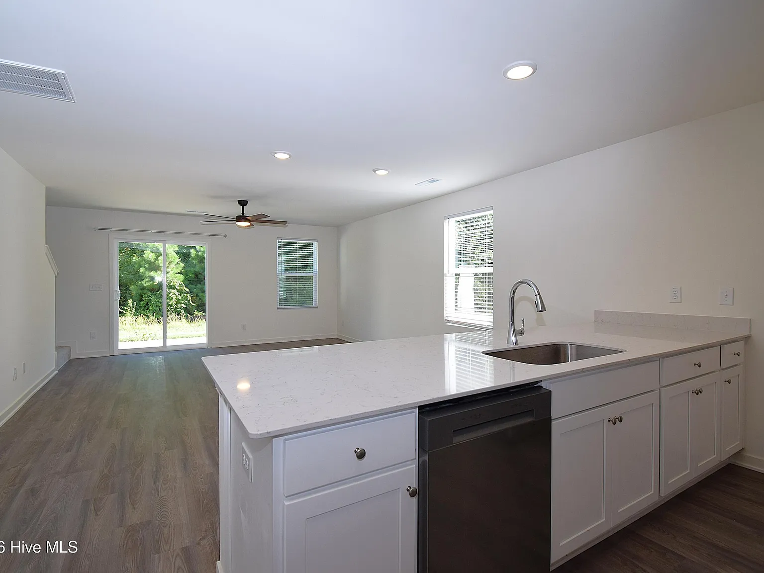 3 bed, 2.5 bath, $1,800 — Photo 4