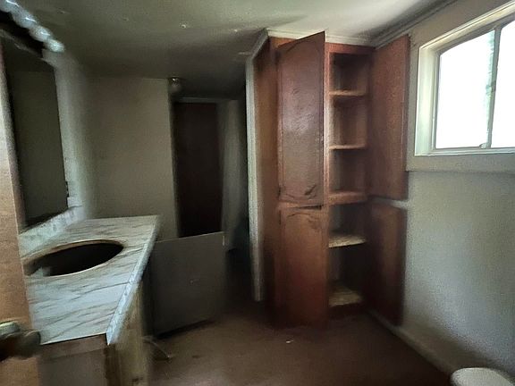 5th image of 820 Railroad Ave