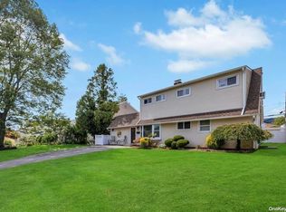 24 Wheelwright Ln, Levittown, NY 11756