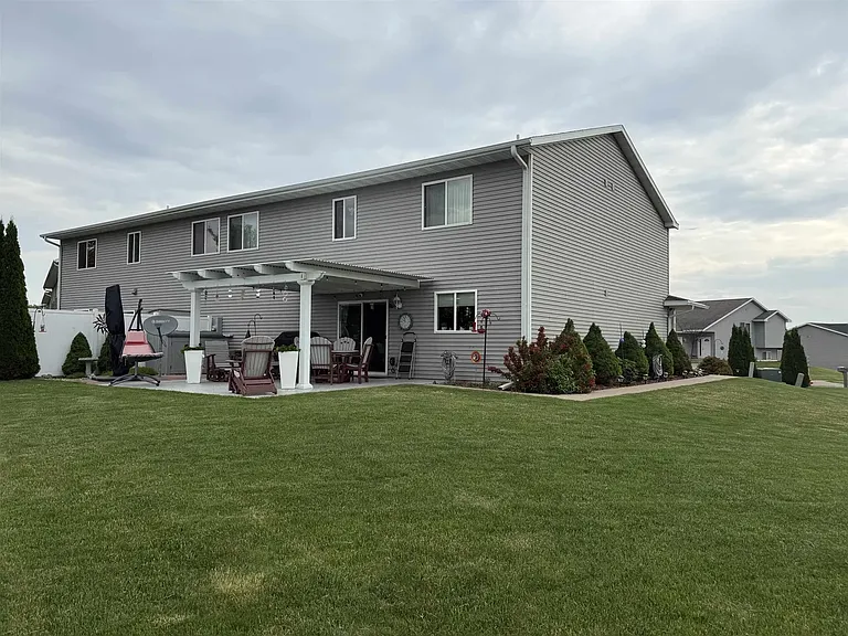 582 Alyssa St — Photo 3