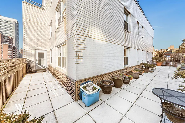 Sold by Warburg | media 4