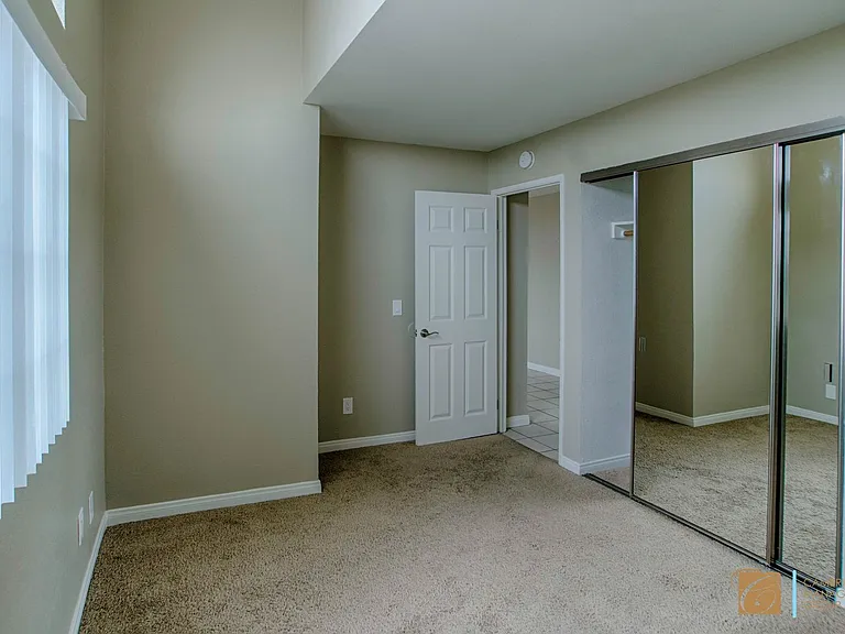 4255 Winona Ave — Photo 9