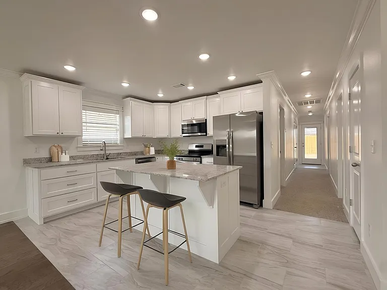 1903 E Brookview Dr — Photo 2