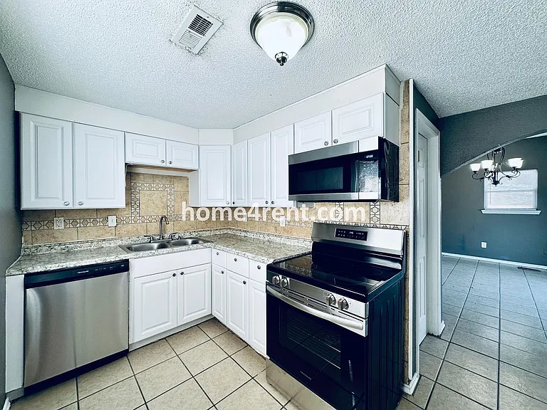 220 N Walnut St — Photo 24