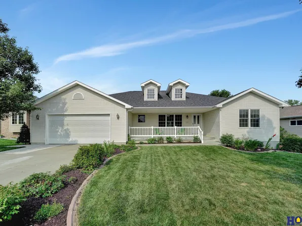 915 Chicory Ln, Hickman, NE 68372