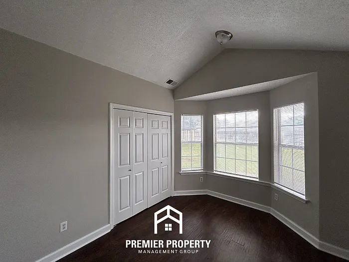 2563 Waverly Dr — Photo 4