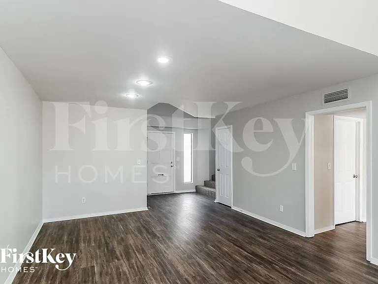 19229 N 6th St — Photo 2