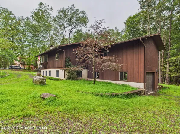 82 S Lehigh River Dr, Gouldsboro, PA 18424