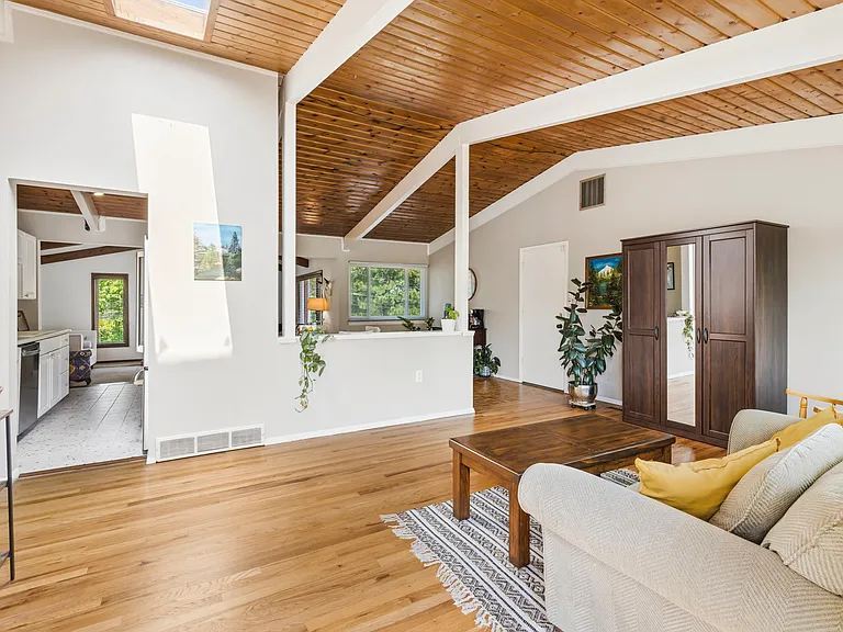 1321 Eagle View Dr — Photo 3