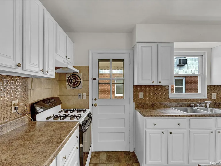 330 Harvard Rd S — Photo 18